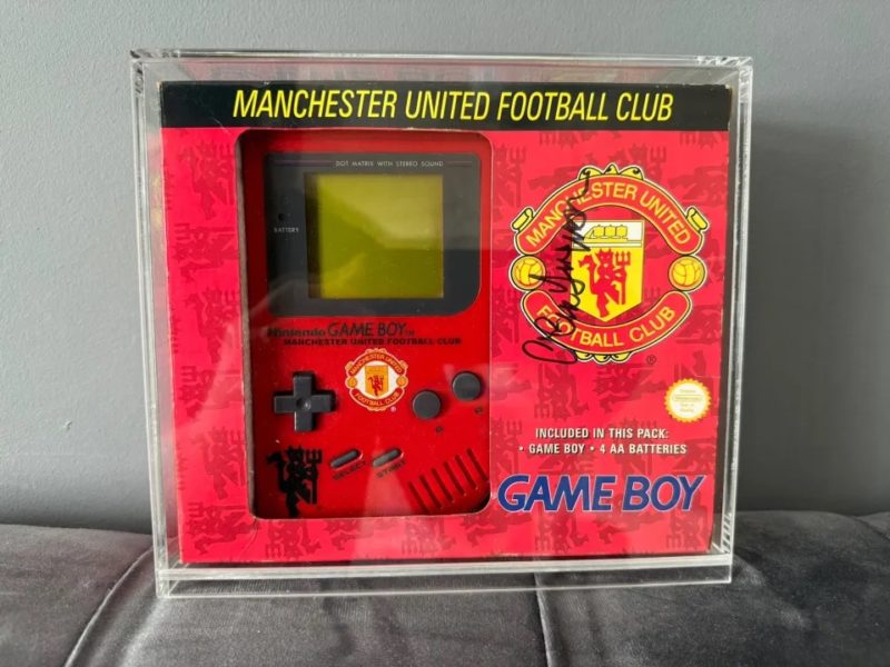 Game Boy รุ่นลิมิเต็ดลายทีมสโมสรฟุตบอล Manchester United 